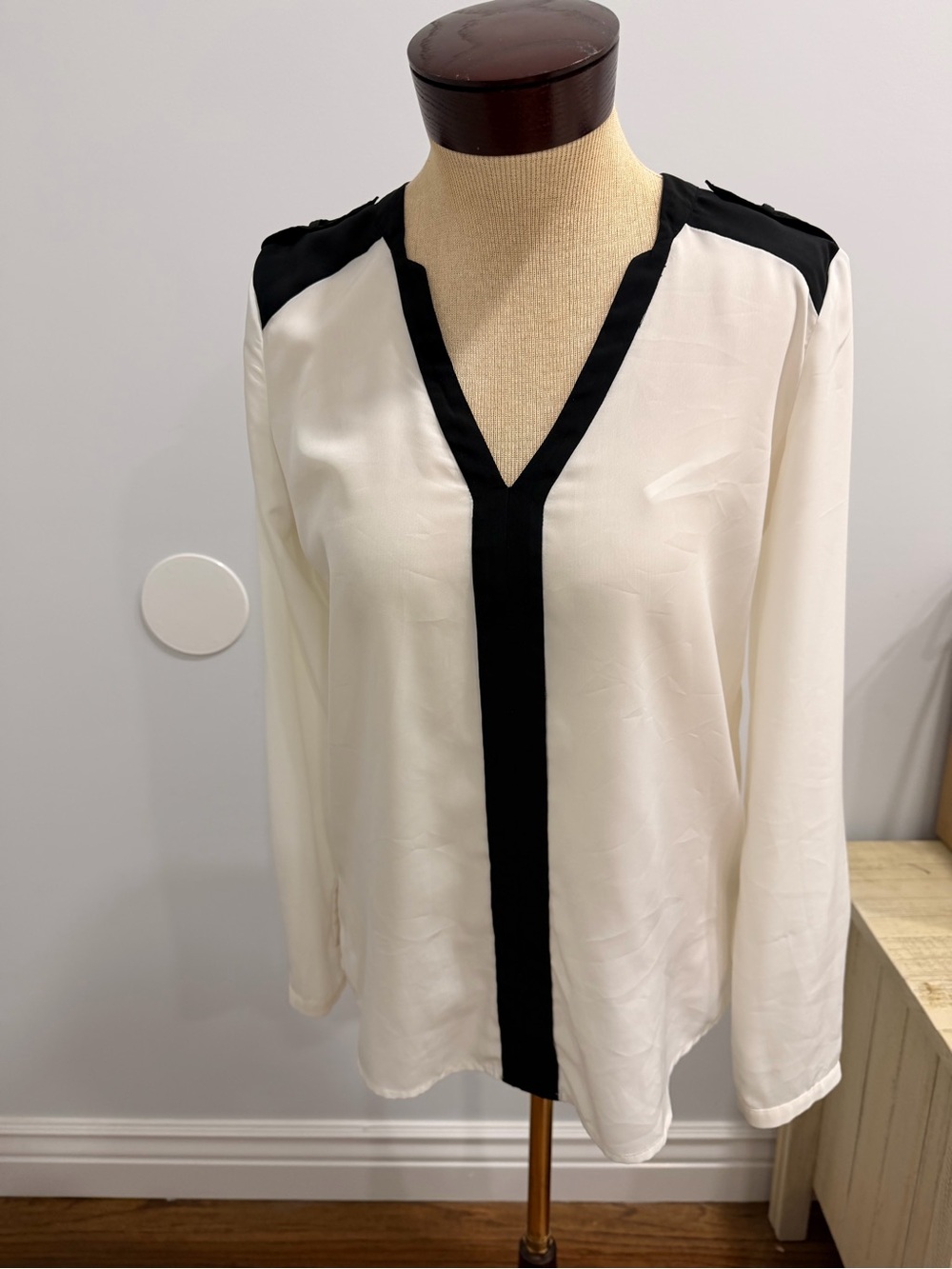 Vince Camuto Black & White V-Neck Long Sleeve Blouse